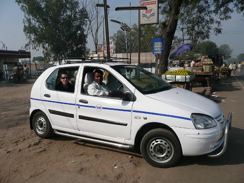 P1070398- Notre voiture de location et notre chauffeur.JPG - Notre voiture de location et notre chauffeur